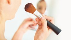 كيف تبدين أصغر سنا بعد الخمسين بدون عمليات تجميل؟