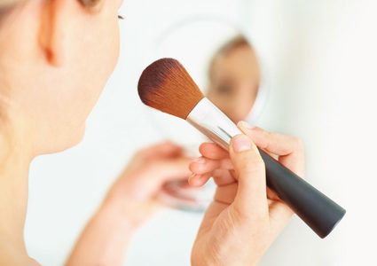 كيف تبدين أصغر سنا بعد الخمسين بدون عمليات تجميل؟