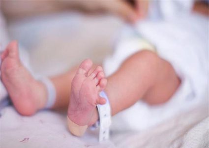 أول مولودة بالعالم تحمل أجساما مضادة لكورونا بعد تطعيم الأم