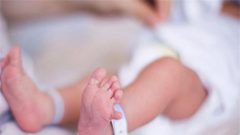 أول مولودة بالعالم تحمل أجساما مضادة لكورونا بعد تطعيم الأم