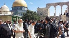 عشرات المستوطنين يقتحمون باحات المسجد الأقصى