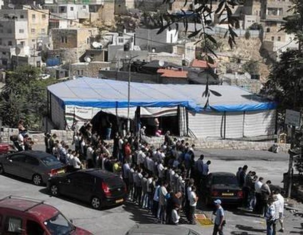 صلاة جمعة  في حي البستان المهدد بالهدم جنوب المسجد الأقصى