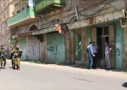 قوات الاحتلال تداهم محال تجارية و تفتش منزلاً في الخليل