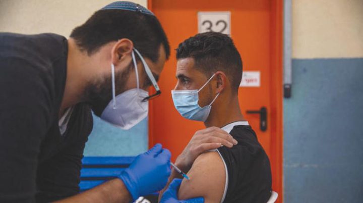 الاحتلال يعلن انتهاء المرحلة الأولى بتطعيم 105 الآف عامل فلسطيني