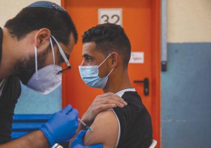 الاحتلال يعلن انتهاء المرحلة الأولى بتطعيم 105 الآف عامل فلسطيني