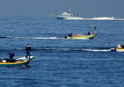 الاحتلال يستهدف أراضي المزارعين ورعاة الأغنام والصيادين في غزة