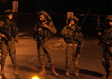 قوات الاحتلال تعتقل شابا من قرية طورة