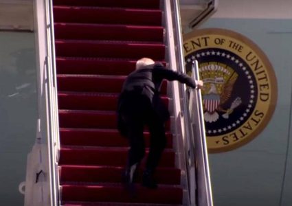 البيت الأبيض يوضح سبب سقوط بايدن المتكرر