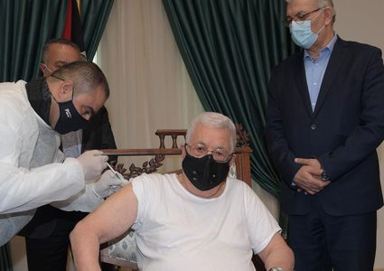 الرئيس يتلقى اللقاح المضاد لفيروس كورونا