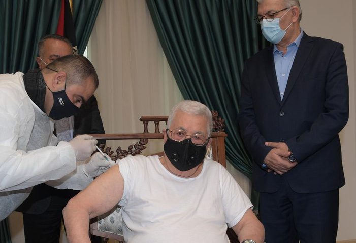 الرئيس يتلقى اللقاح المضاد لفيروس كورونا