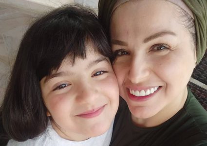 أم وابنتها تصدران مدونات للأطفال من تأليفهما ورسوماتهما