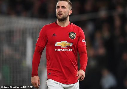 مانشستر يونايتد يسعى للتجديد مع الظهير الأيسر لوك شاو