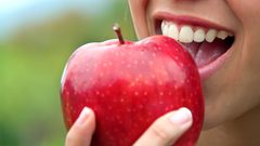 فوائد تناول التفاح بشكل يومي