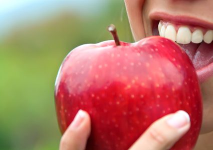 فوائد تناول التفاح بشكل يومي