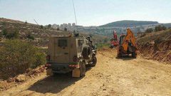 مستوطنون يشقون طريقا استيطانيا في اراضي قرية كيسان شرق بيت لحم