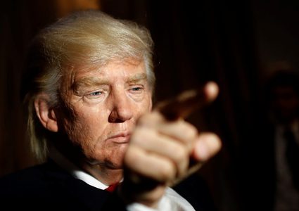 تكساس.. زوار متحف الشمع يلكمون تمثال ترامب باستمرار