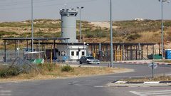 الاحتلال يغلق الطريق الرابطة بين بيت اكسا والقدس