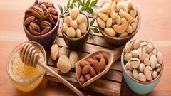 تعرف على 10 فوائد ستجبرك على بدء يومك بالمكسرات