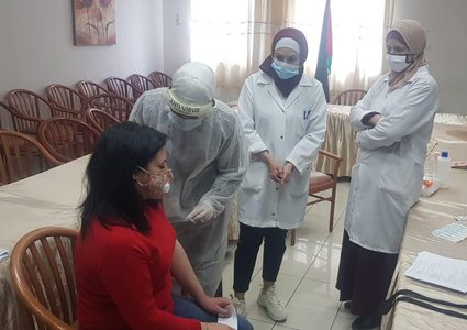 ‏‎الكوادر الطبية بمجمع فلسطين الطبي برام الله تتلقى لقاح كورونا