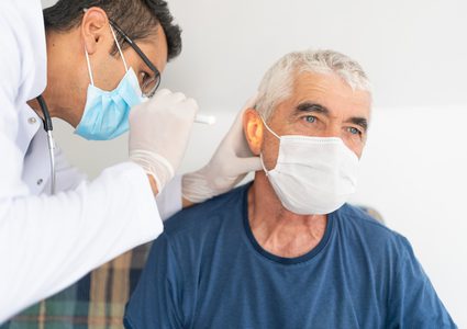 دراسة جديدة تكشف أحدث "كوارث كورونا".. وتأثيره على الأذن