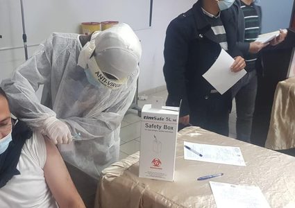 ‏‎الكوادر الطبية بمجمع فلسطين الطبي برام الله تتلقى لقاح كورونا