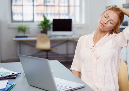 مشاكل صحية يسببها الجلوس أمام الكمبيوتر والمحمول