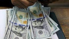 صعود الدولار بفعل هبوط أسعار الذهب والمعادن