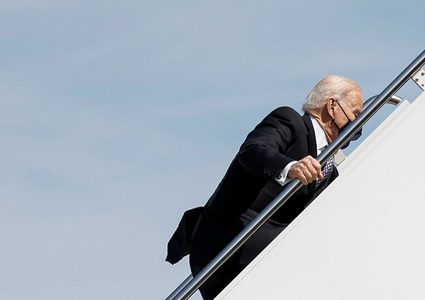 ترامب يعلق على سقوط بايدن "المتكرر"