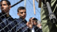 الحكم على أسير من الخليل بالسجن عامين