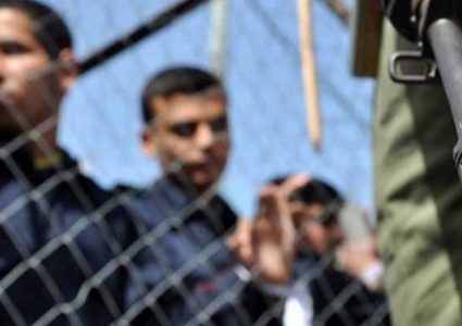 الحكم على أسير من الخليل بالسجن عامين