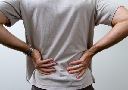 تحذير.. الضغوطات النفسية تسبب الشعور بآلام الظهر