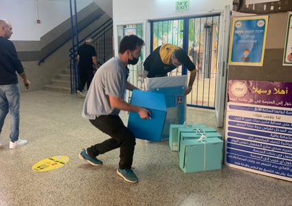 فتح صناديق الاقتراع بظل تقييدات كورونا بالبلدات العربية