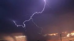 شاهد صاعقة تضرب بركانا أثناء ثورانه