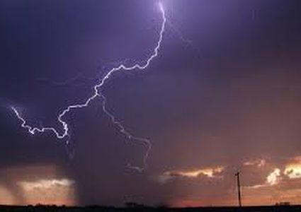 شاهد صاعقة تضرب بركانا أثناء ثورانه