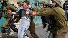 الاحتلال ينكل بالطفل نور الدين عبيد أثناء اعتقاله واستجوابه