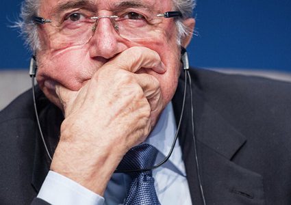 إيقاف بلاتر وفالكه من مزاولة جميع أنشطة كرة القدم لمدة 6 سنوات