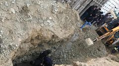انهيار أتربة وأحجار على مواطن في الخليل ومحاولات لإنقاذه