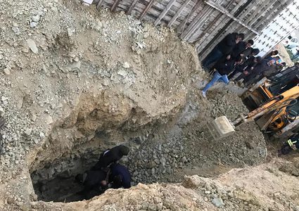 انهيار أتربة وأحجار على مواطن في الخليل ومحاولات لإنقاذه