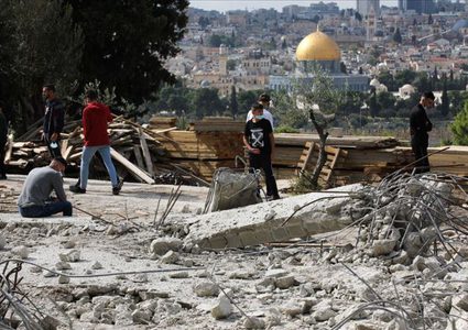 القدس: الاحتلال يهدم منزلا في مخيم شعفاط