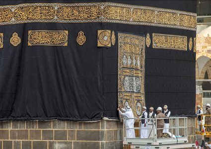 الإعلام السعودي: محاولة تهريب 7 قطع من كسوة الكعبة