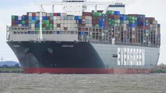 قناة السويس تخسر 400 مليون دولار كل ساعة بسبب سفينة عالقة