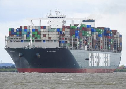 قناة السويس تخسر 400 مليون دولار كل ساعة بسبب سفينة عالقة