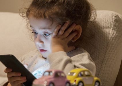 ما هي خطورة استخدام الأطفال لأجهزة الهواتف في سن مبكرة؟