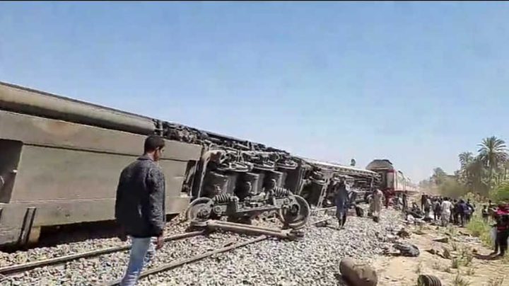 مصرع 32 شخصا في حادث تصادم قطارين بمصر والرئيس يعزي