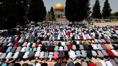 23 ألف مصل يؤدون "الجمعة" في المسجد الأقصى