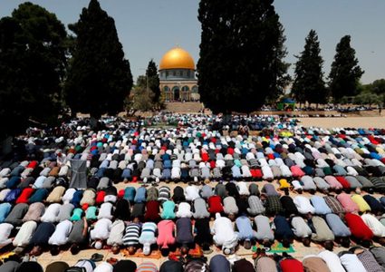 23 ألف مصل يؤدون "الجمعة" في المسجد الأقصى