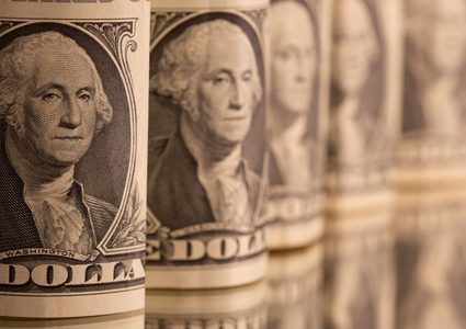 الدولار الأمريكي يظل قرب ذروة 4 أشهر