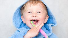 ما هي ضرورة العناية بأسنان طفلك في عمر السنتين؟