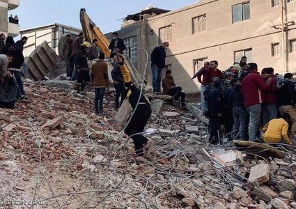 انتشال عائلة على قيد الحياة من العقار المنهار في مصر