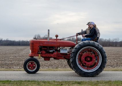 لماذا يتم تجهيز الجرارات بعجلات امامية صغيرة وعجلات خلفية كبيرة؟